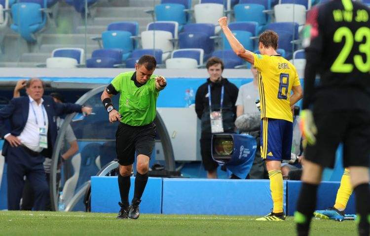  门兴格拉德巴赫绝杀功臣染红，胜利代价引争议  