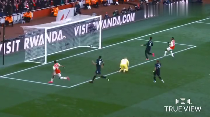  埃弗顿定位球战术显威，古迪逊公园球场连入两球